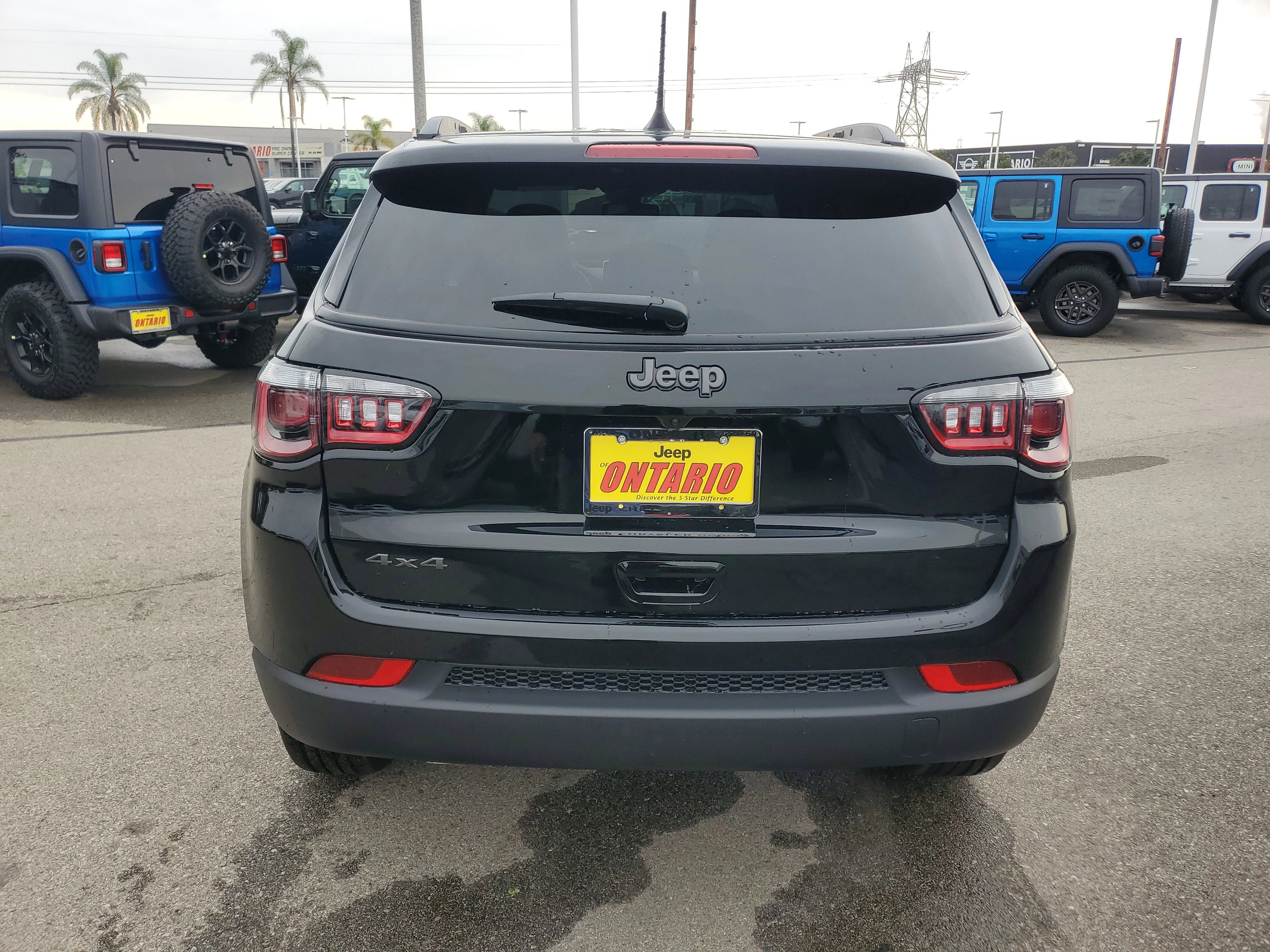 New 2026 Diamond Black Crystal Pearl-Coat Exterior Paint Jeep Latitude image 4