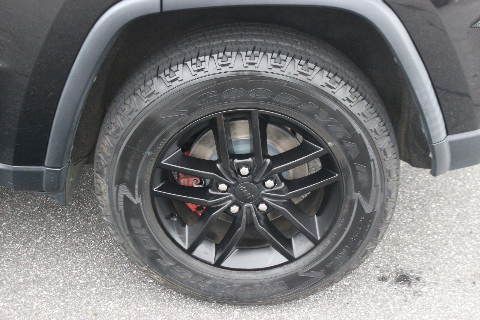 Used 2018  Jeep Laredo E image 32