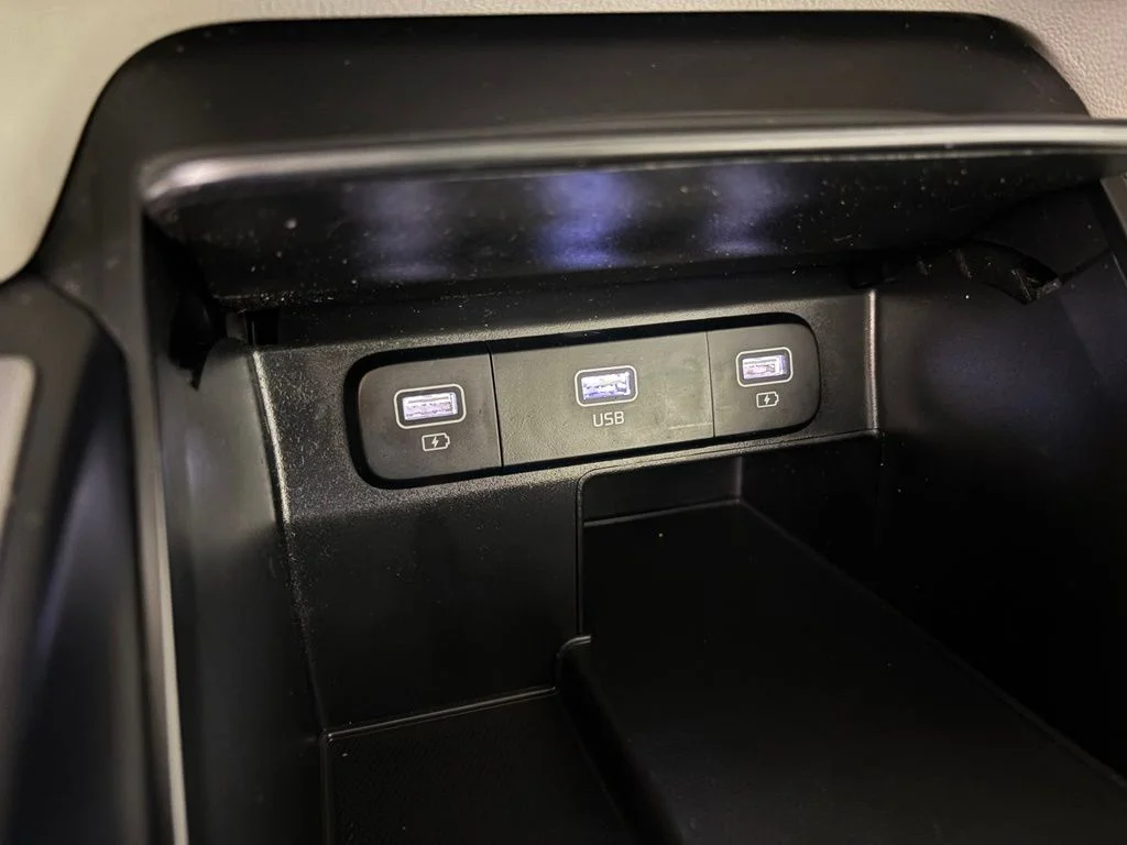 Used 2022 White Kia S image 30
