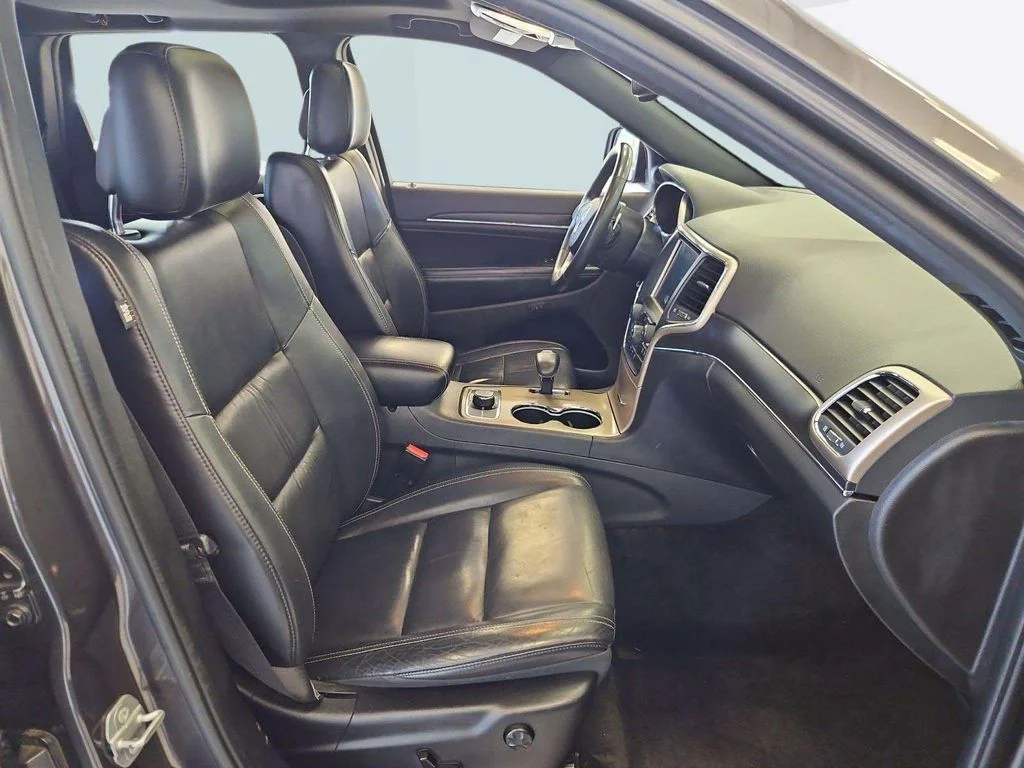 Used 2015 Granite Crystal Metallic Clearcoat Jeep Limited image 28