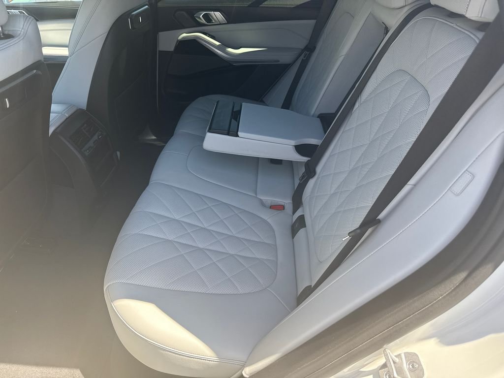 Used 2024 White BMW sDrive40i image 18