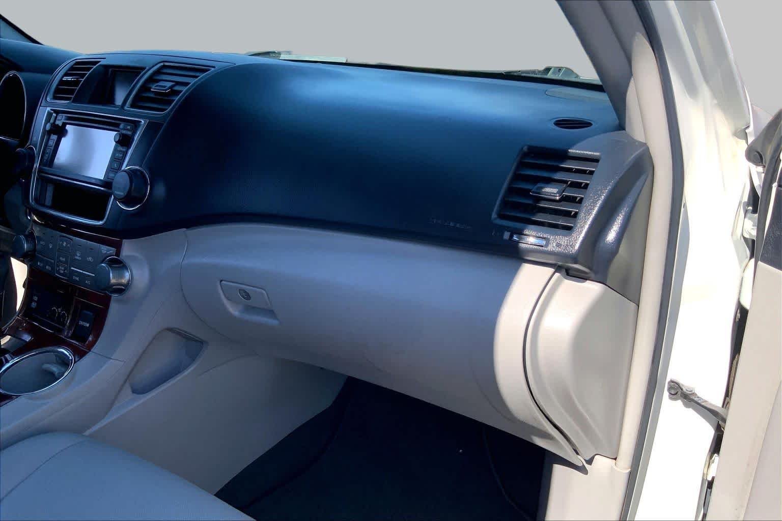 Used 2013 Blizzard Pearl Toyota Limited image 19