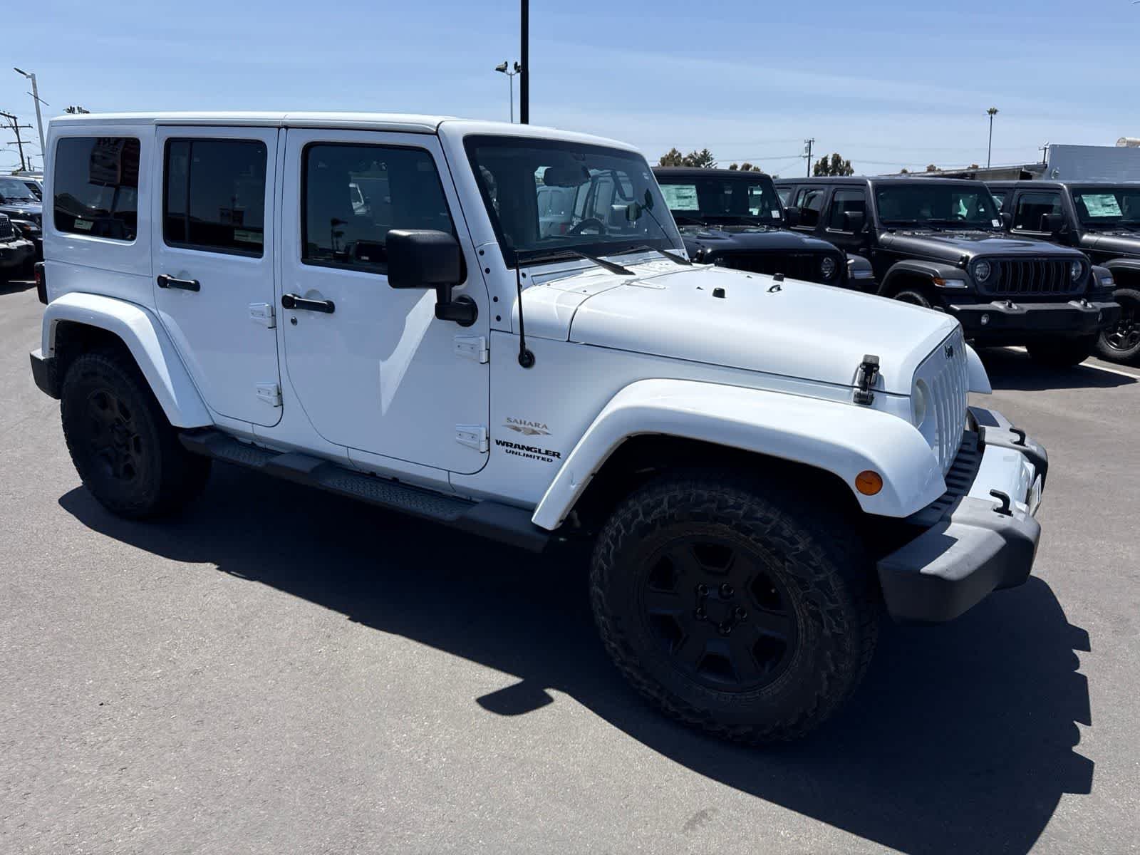 Used 2014 Bright White Clearcoat Jeep Sahara image 9