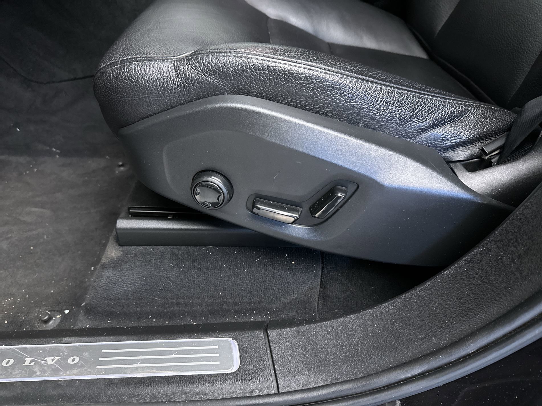 Used 2018 Onyx Black Metallic Volvo Momentum image 14