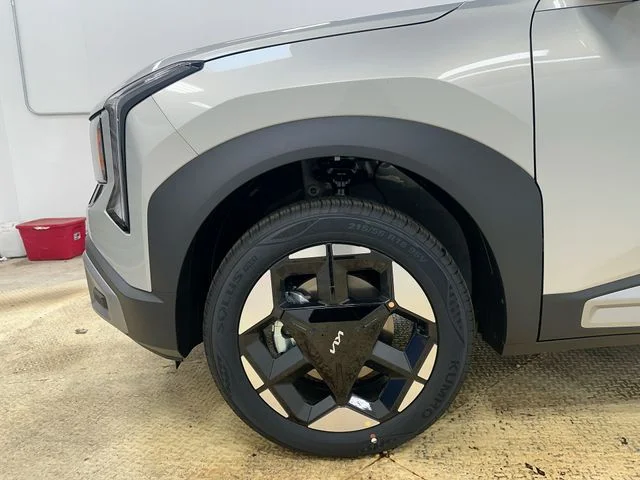 New 2027 Ivory Silver Kia S image 19