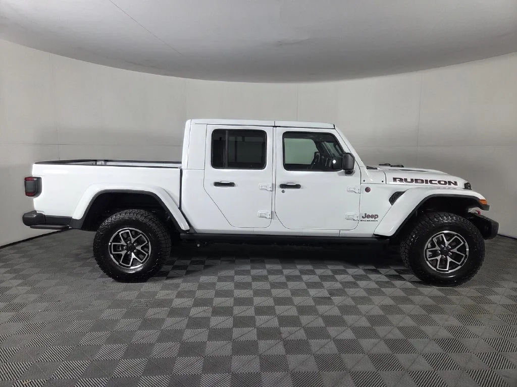 New 2026 Bright White Clear-Coat Exterior Paint Jeep Rubicon X image 5
