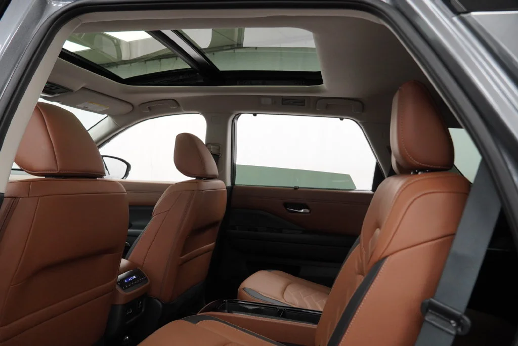 Used 2024 Gray Nissan Platinum image 5