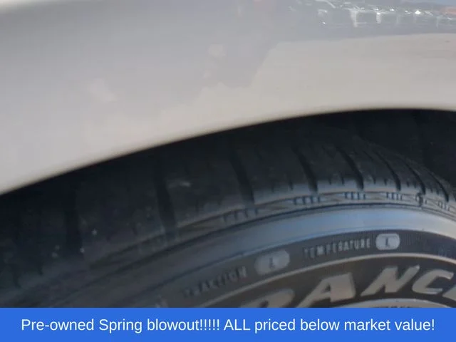 Used 2025 White Chevrolet LT image 19