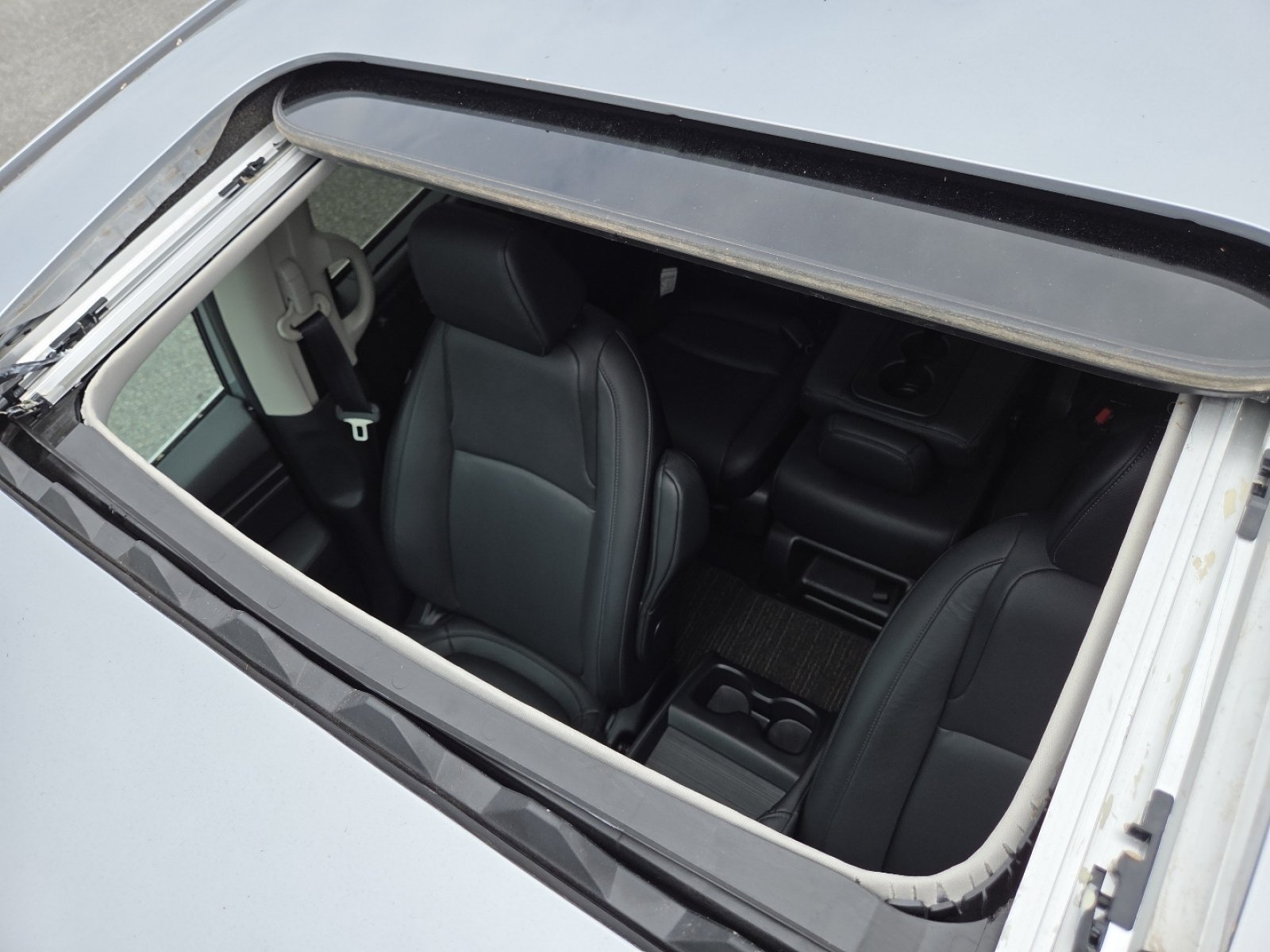 Used 2025 Solar Silver Metallic Honda EX-L image 4