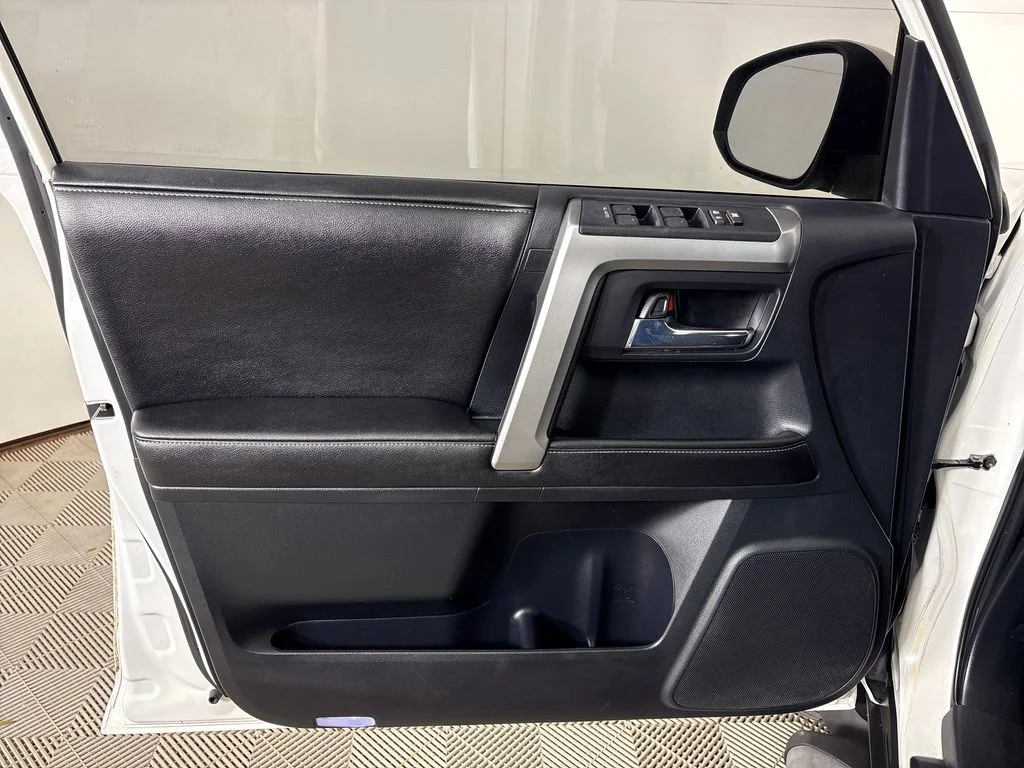 Used 2015 White Toyota SR5 image 23