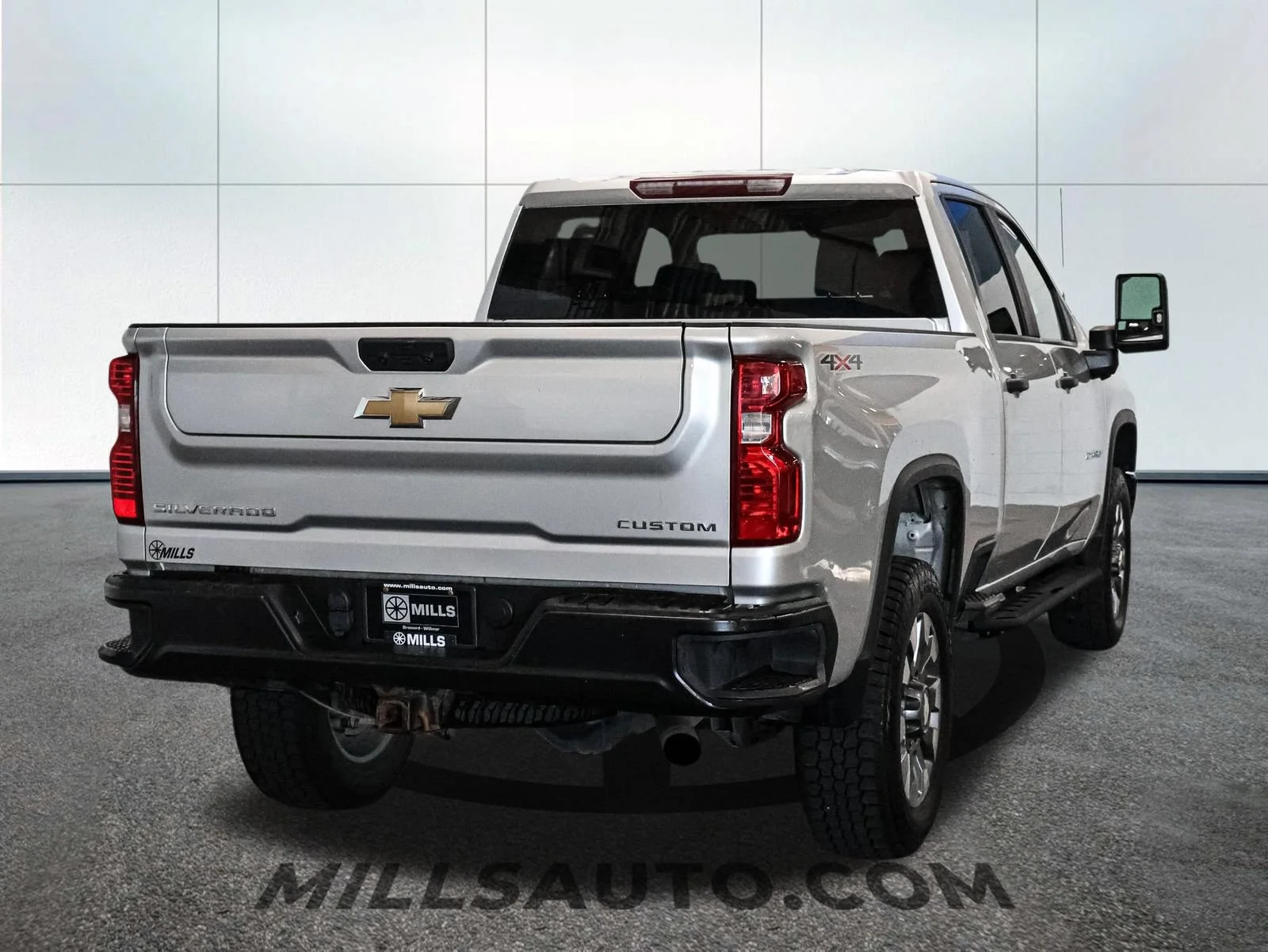 Used 2022 Silver Ice Metallic Chevrolet Custom image 8