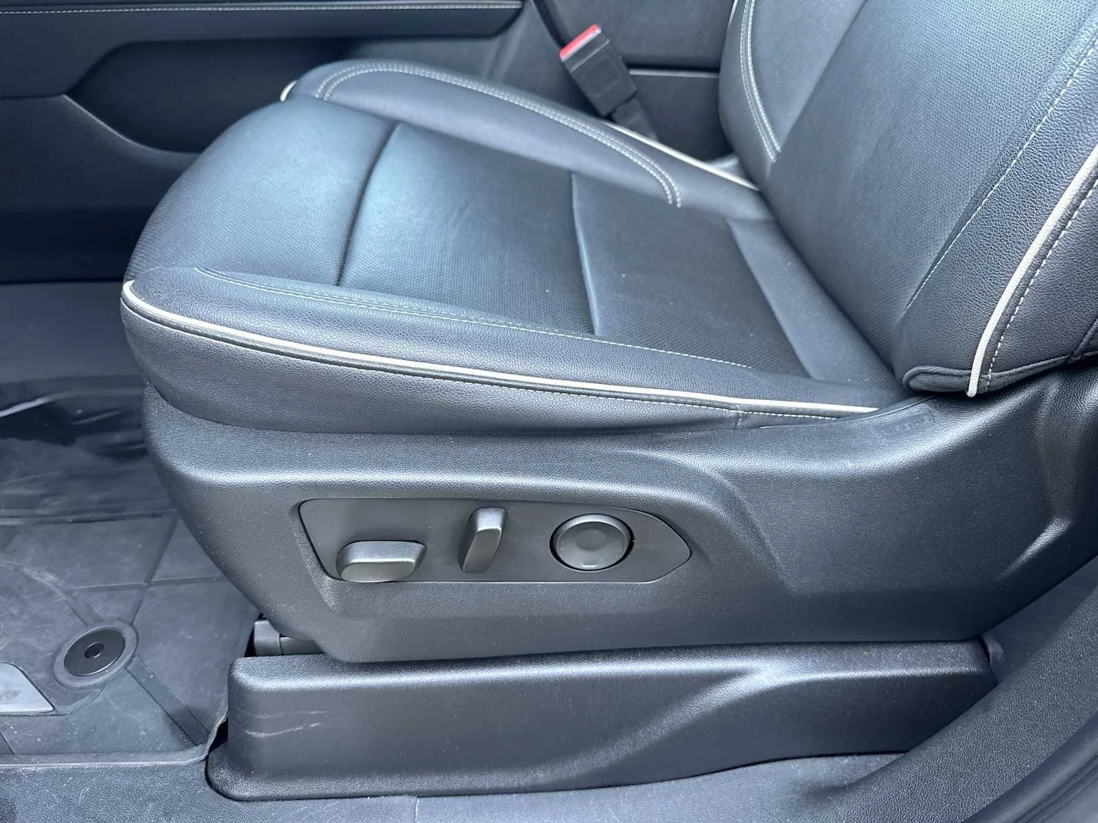 Certified Used 2023 RADIANT RED TINTCOAT Chevrolet Premier image 22