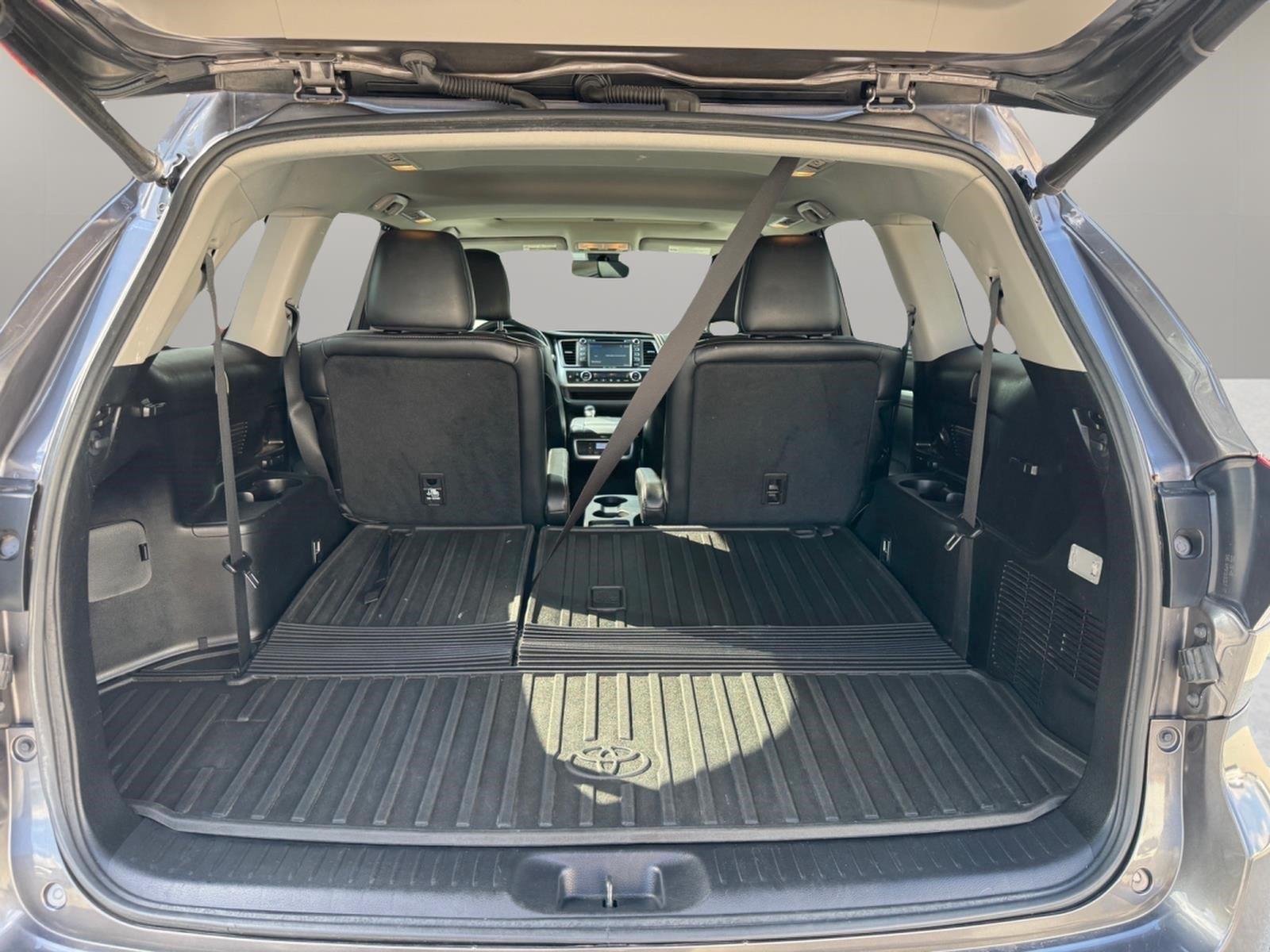 Used 2018 Predawn Gray Mica Toyota XLE image 11