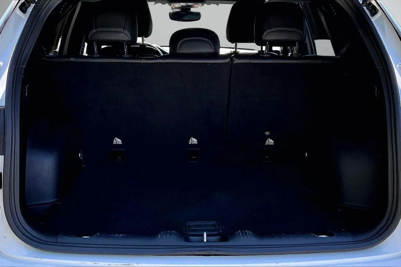 Used 2024 White/off-white Jeep Latitude image 24