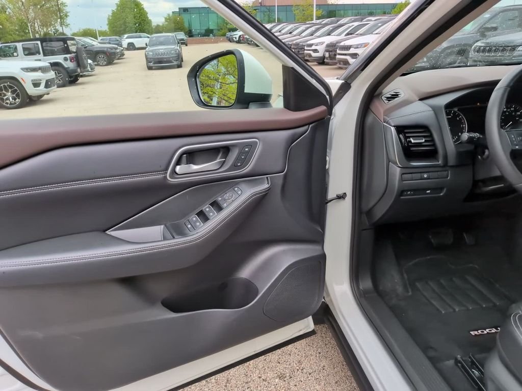 Used 2021 White Nissan SL image 16