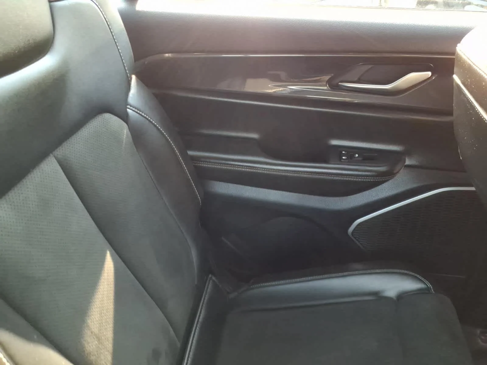Used 2021 Diamond Black Crystal P/C Jeep Altitude image 20