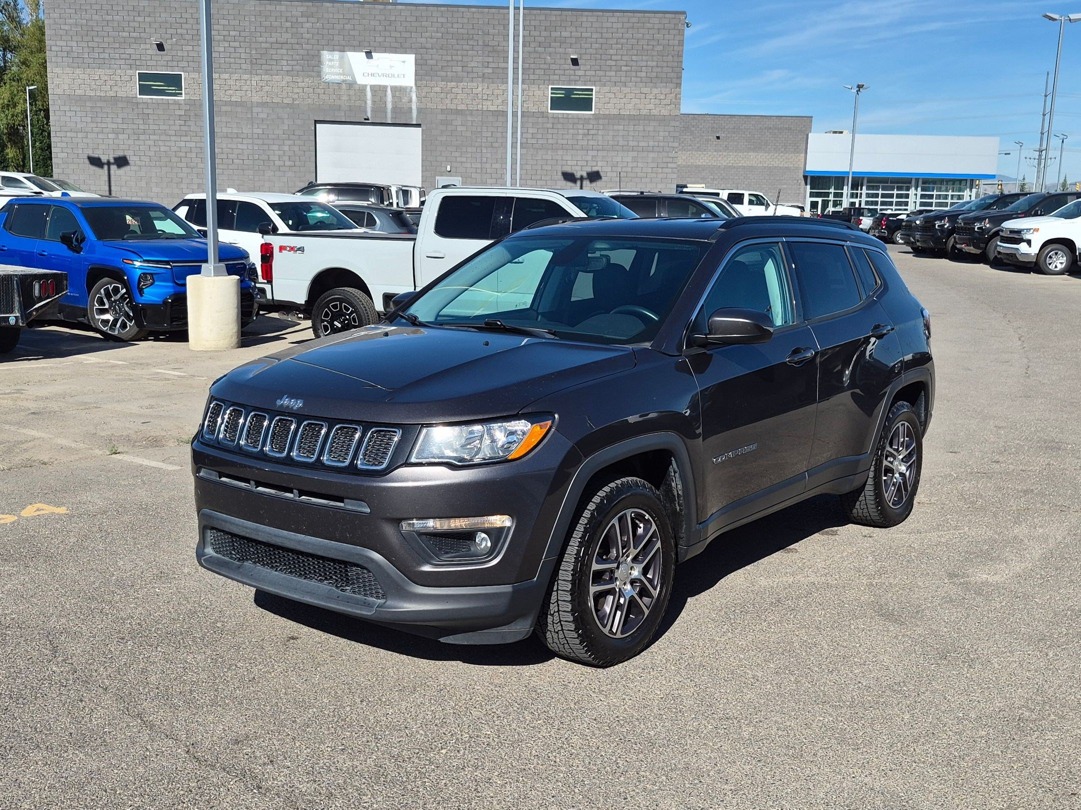 Used 2018 Granite Crystal Metallic Clearcoat Jeep Latitude image 8