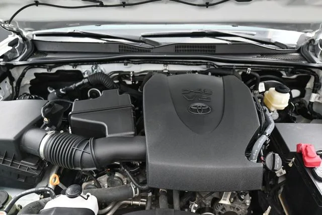 Used 2022 White Toyota SR5 image 35