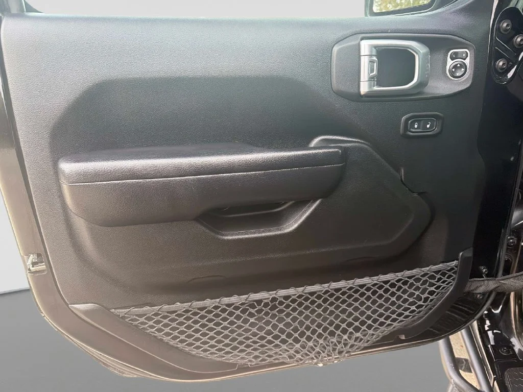 Used 2018 Black Jeep Sport S image 13