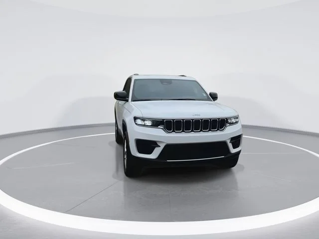 Used 2025 White/off-white Jeep Laredo X image 3