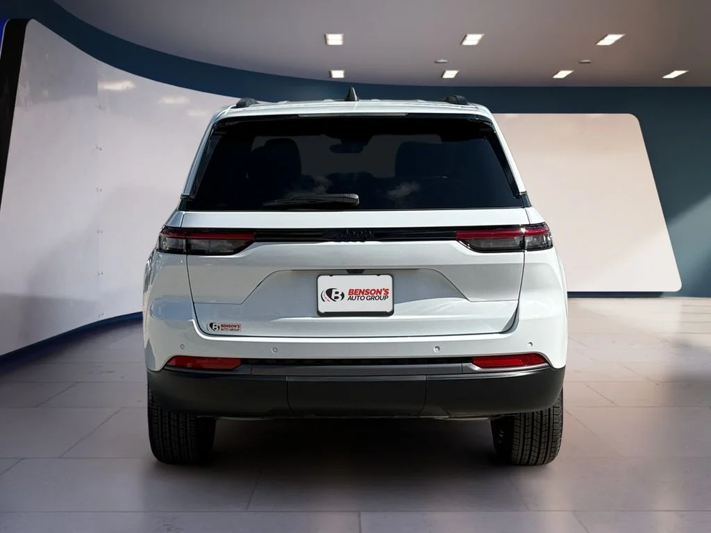New 2027 White Jeep Laredo Altitude image 4