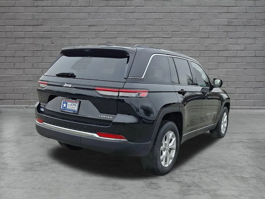 Used 2023 Diamond Black Crystal Pearlcoat Jeep Limited image 11