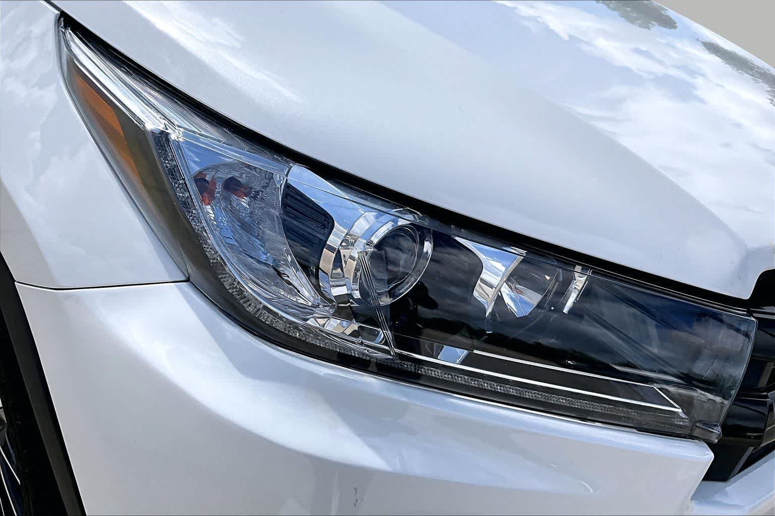 Used 2018 Blizzard Pearl Toyota SE image 42
