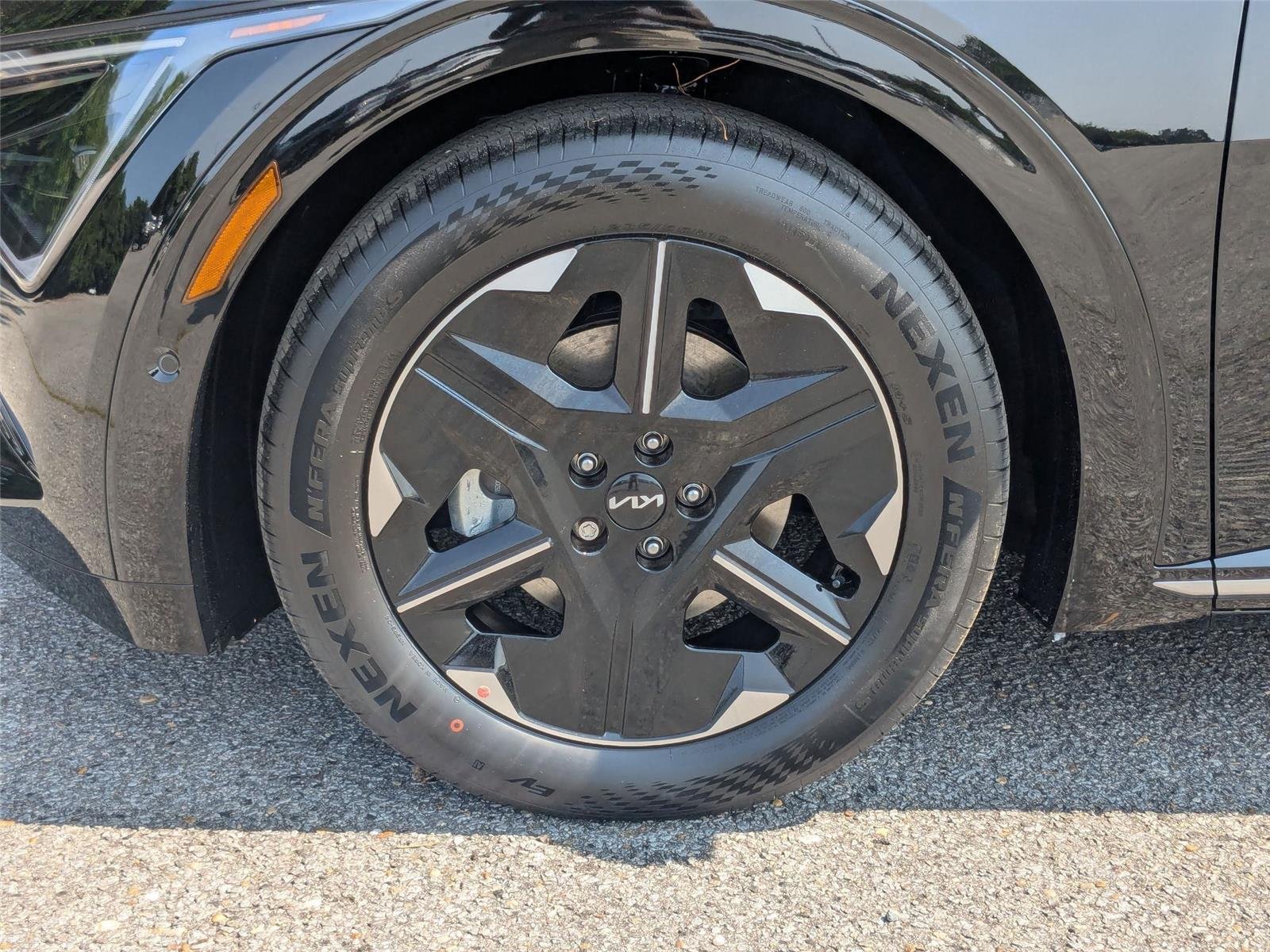 New 2025 EBONY BLACK Kia Wind image 3