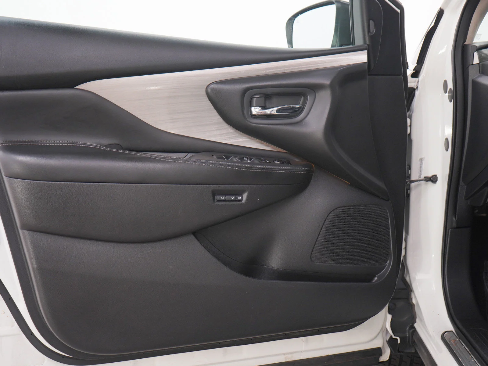 Used 2017 White Nissan SL image 20
