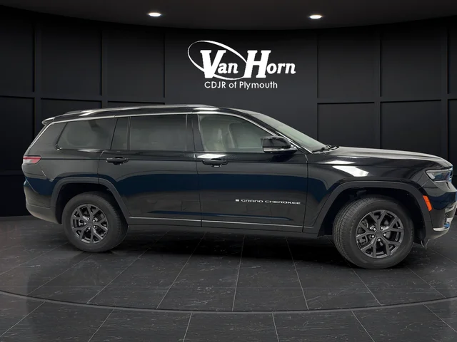 Used 2022 Diamond Black Jeep Limited image 11