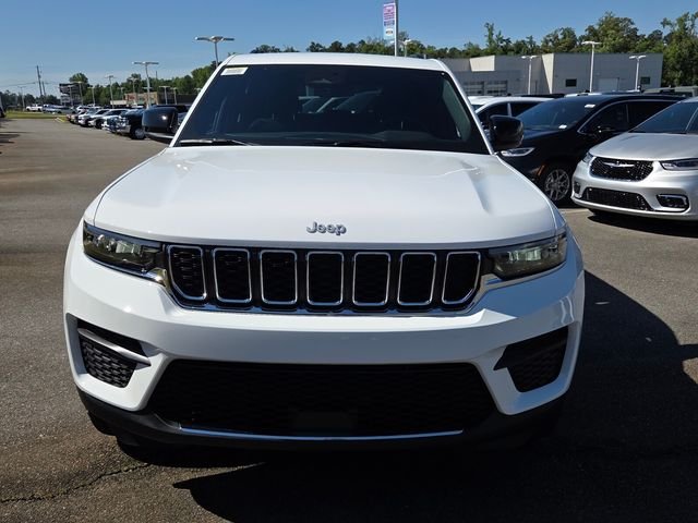 New 2026 Bright White Clear-Coat Exterior Paint Jeep Laredo image 2