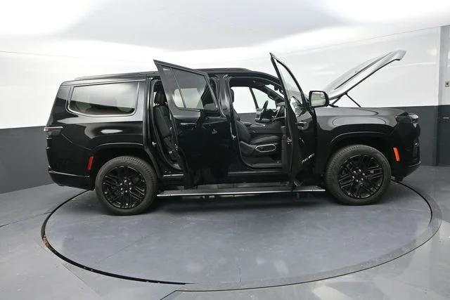 New 2026 High Gloss Black Exterior Paint Jeep Limited Reserve image 37