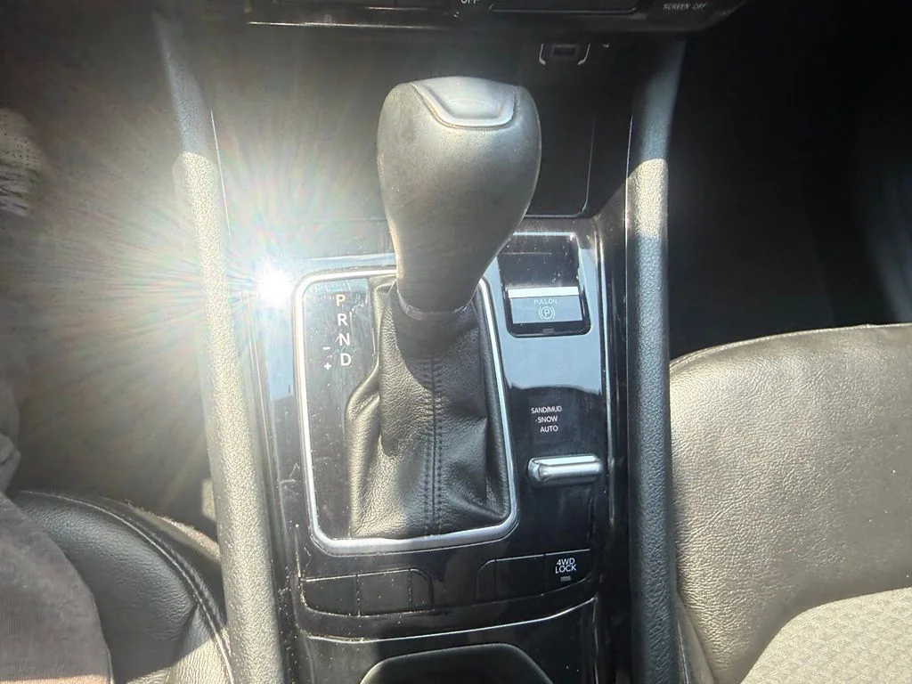 Used 2022 White Jeep Latitude image 27