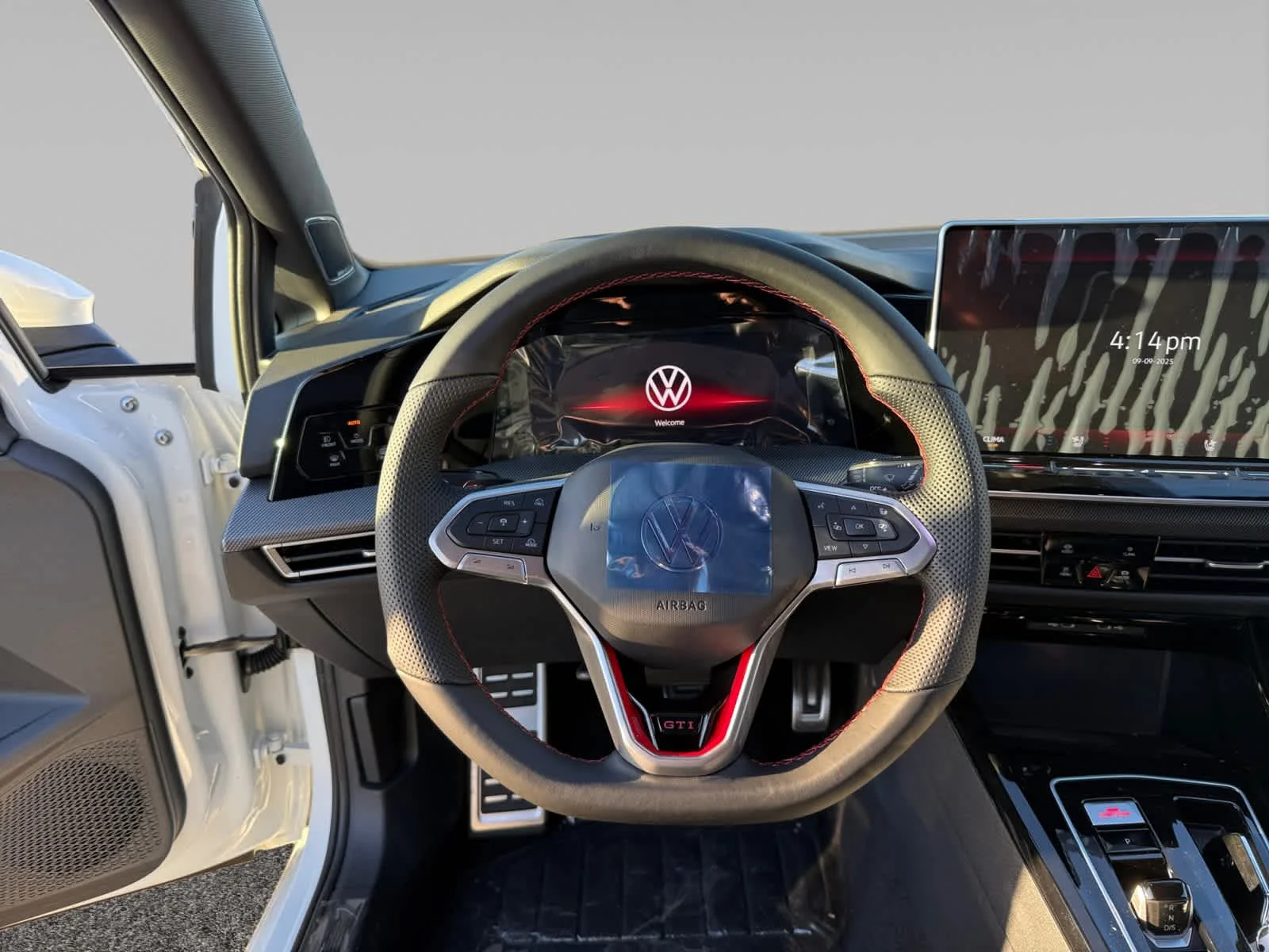 2025 Volkswagen Golf GTI SE - Photo 12