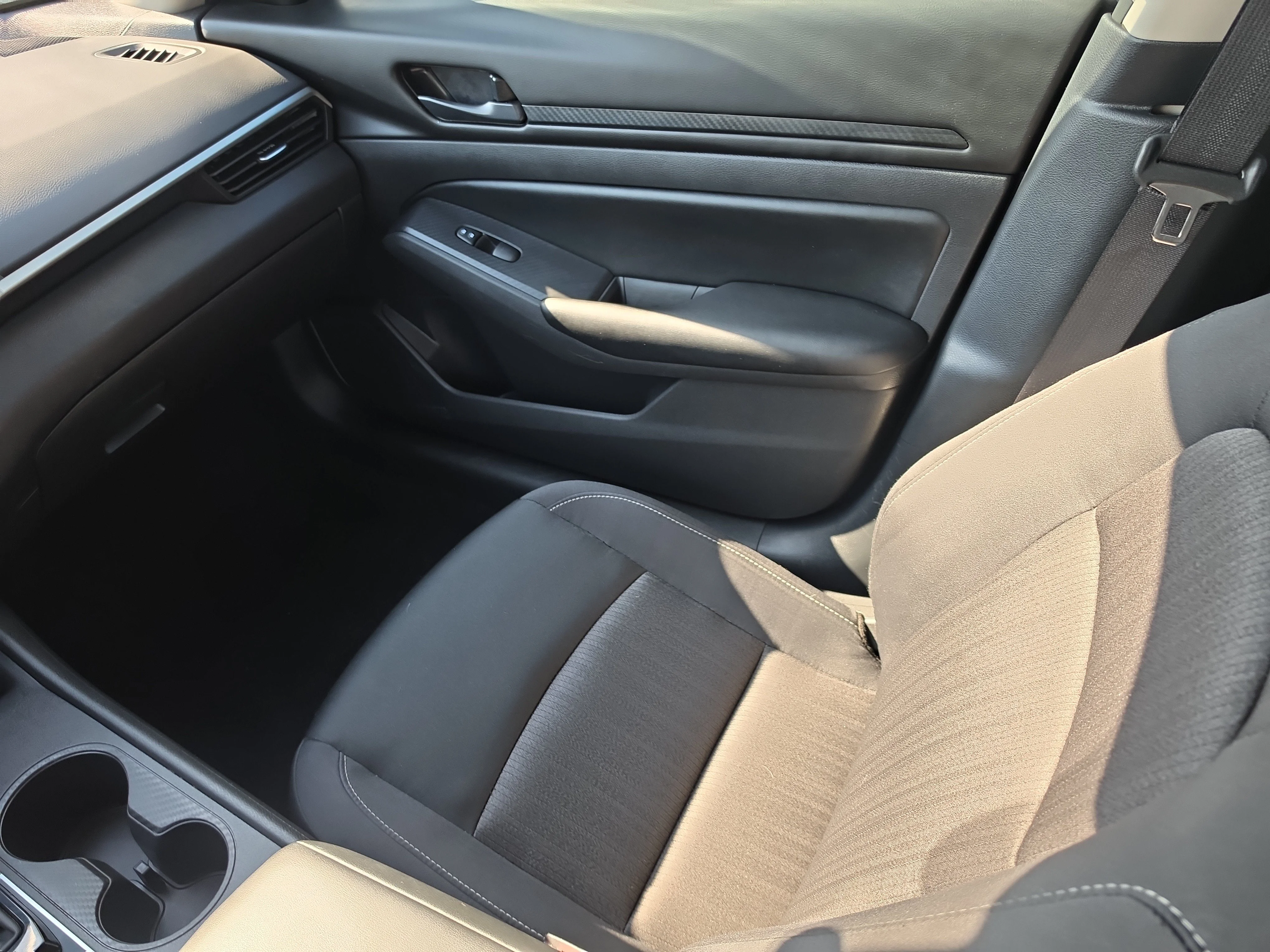 Certified Used 2025 Glacier White Nissan S image 15