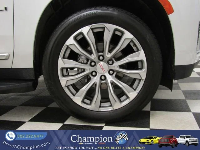 Used 2022 White Frost Tricoat GMC Denali image 3