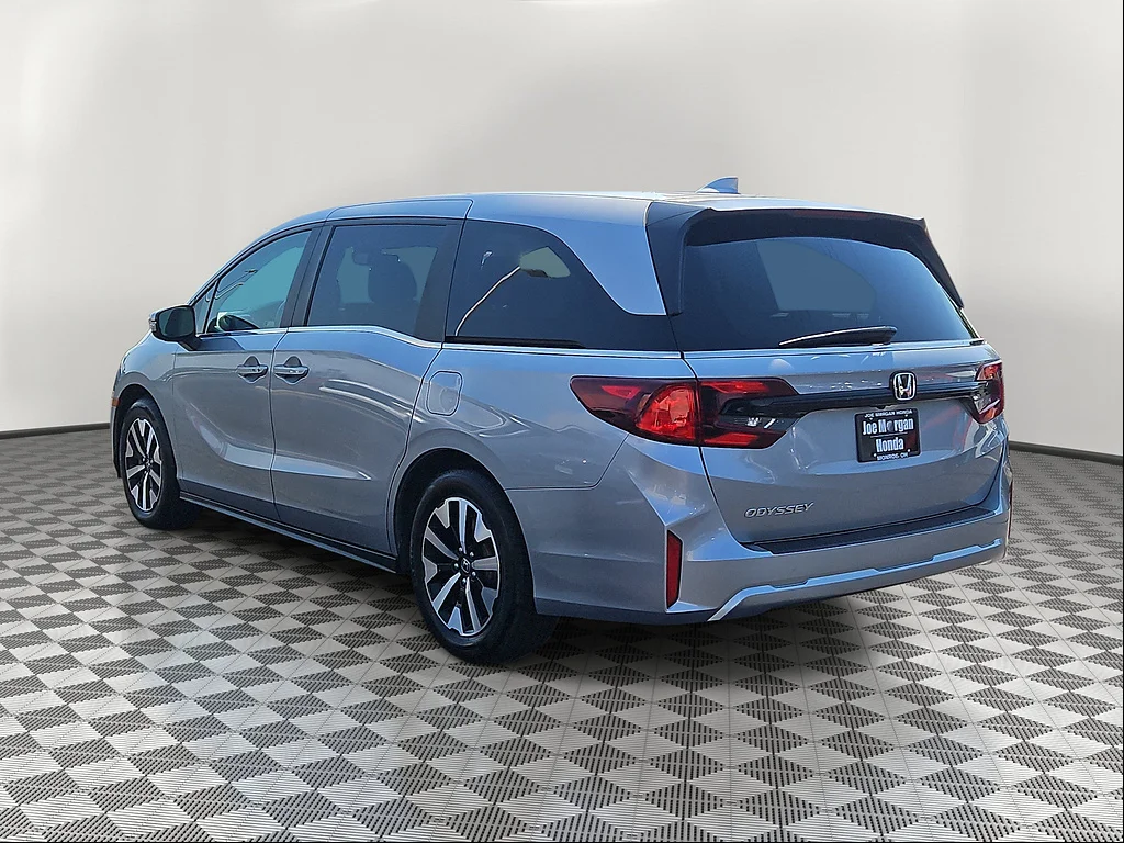 Certified Used 2025 Solar Silver Metallic Honda EX-L image 3