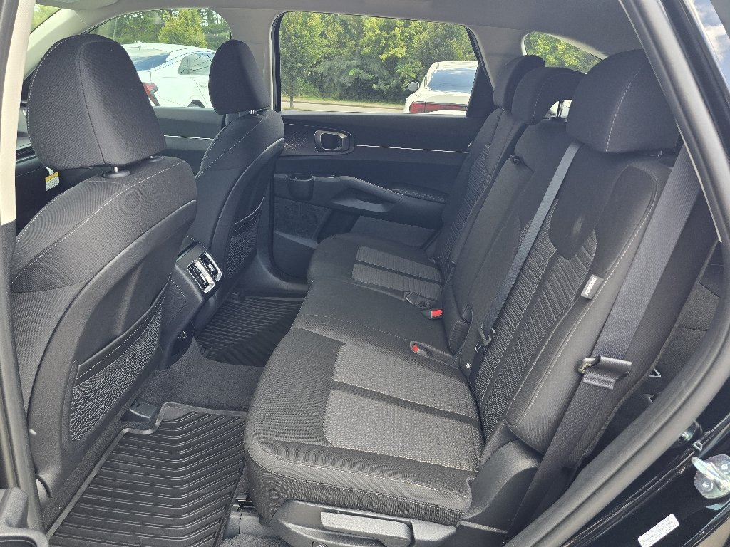 2026 Kia Sorento LX - Photo 4