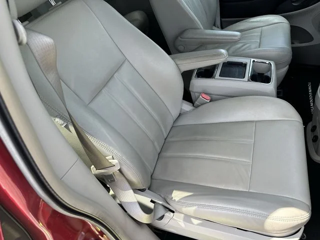 Used 2013 Red Chrysler Touring image 27