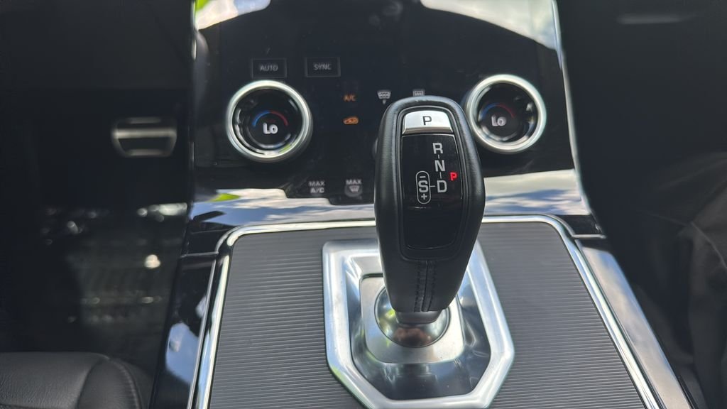 Used 2023  Land Rover R-Dynamic SE image 23
