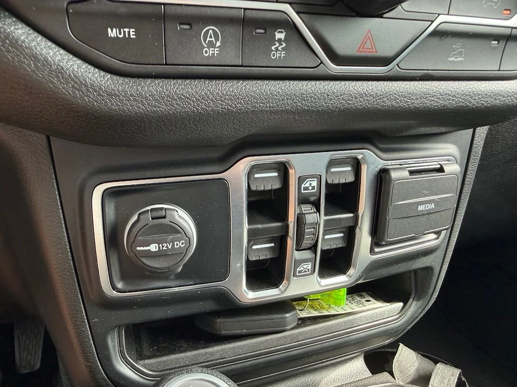 Used 2025 Black Jeep Sahara image 19