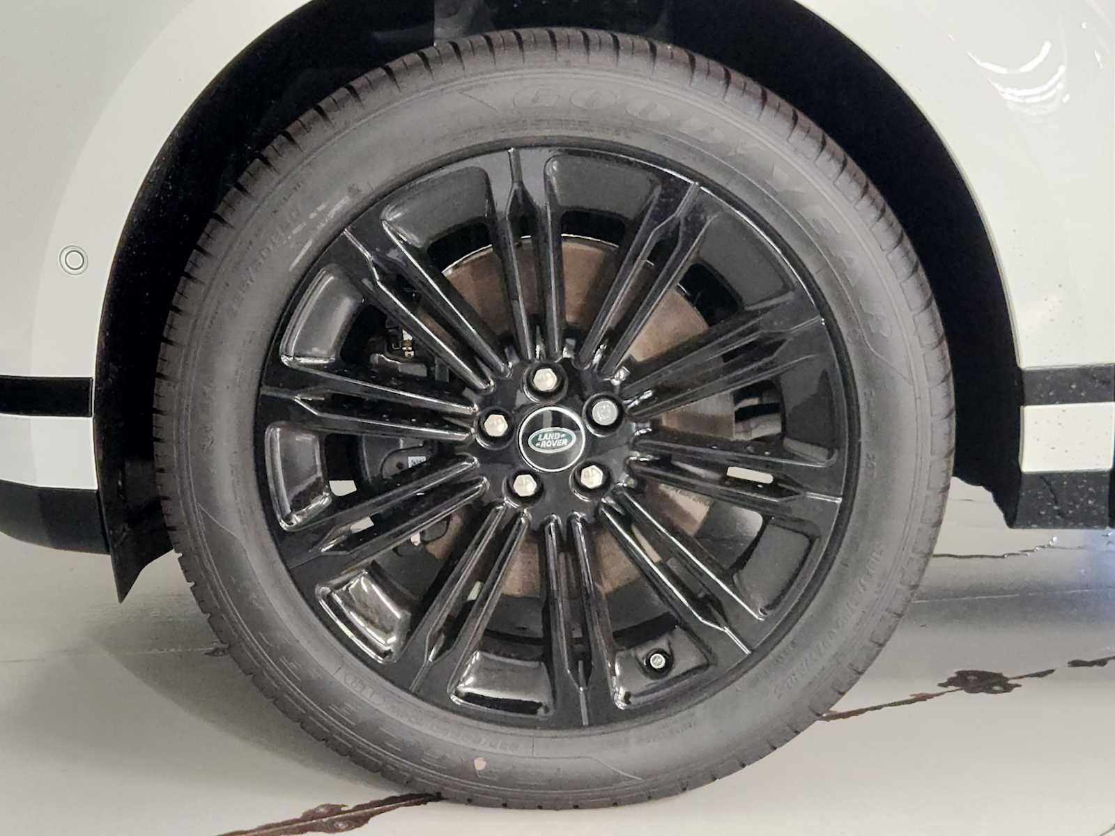 New 2026 Fuji White Land Rover Hoxton Edition image 8