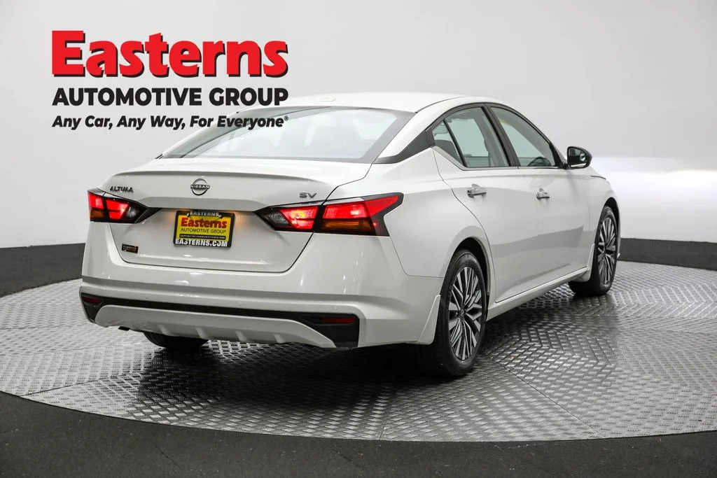 Used 2024 White Nissan 2.5 SV image 5