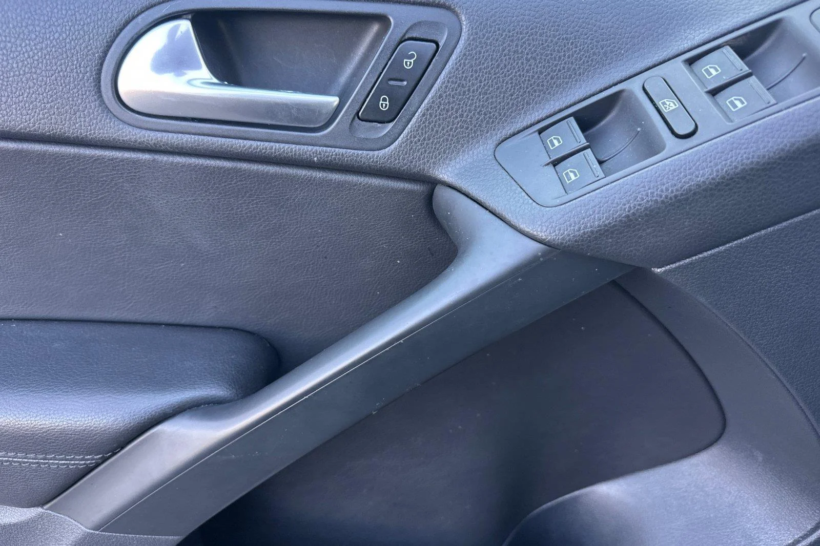 Used 2017 Pepper Gray Metallic Volkswagen S image 10