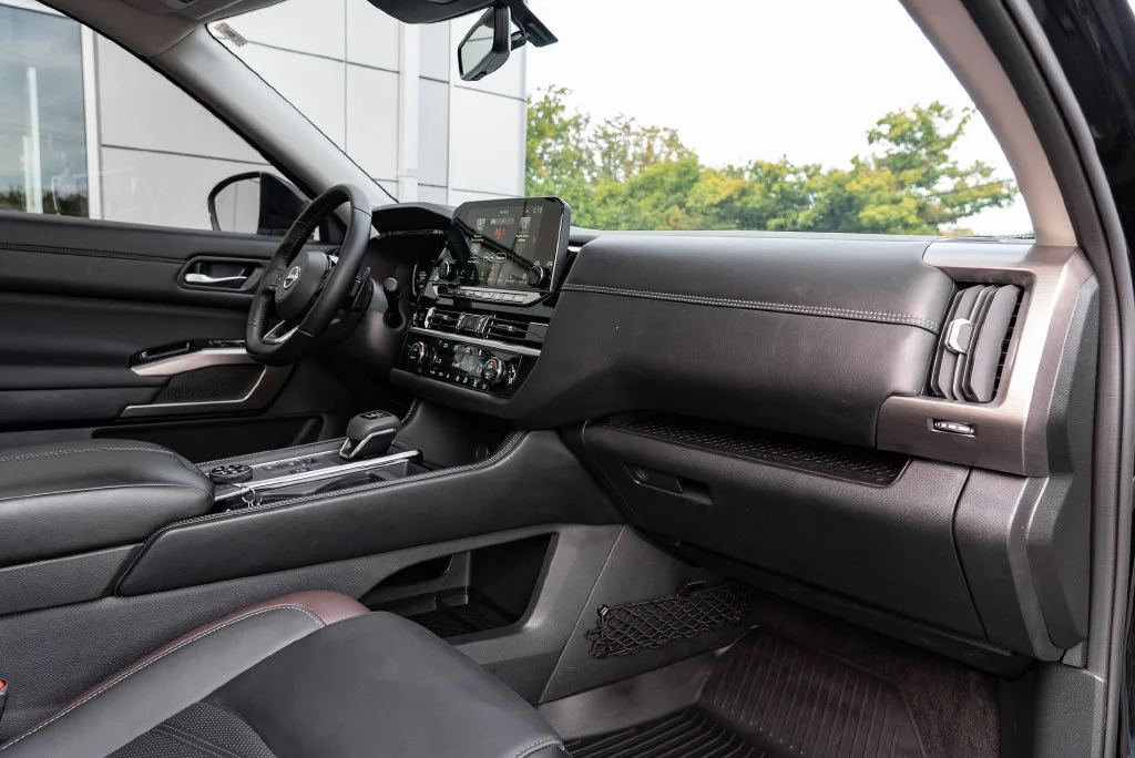 Used 2025 Black Nissan Platinum image 31