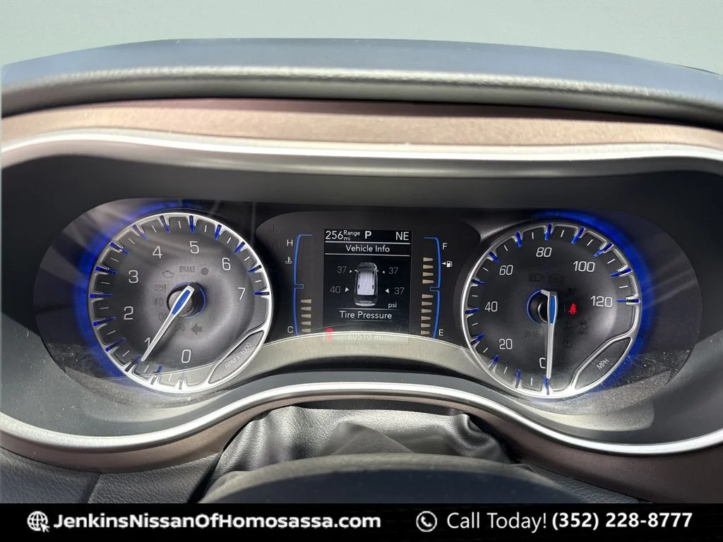 Used 2023 White Chrysler LX image 43