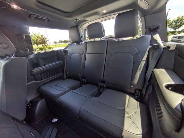 Used 2024  Land Rover V8 image 14