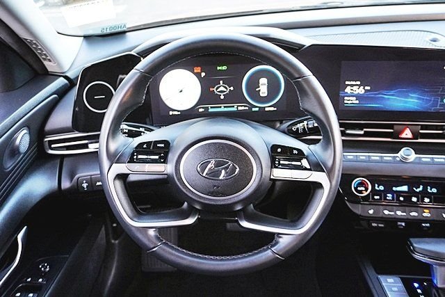 Used 2023 Black Hyundai SEL image 17