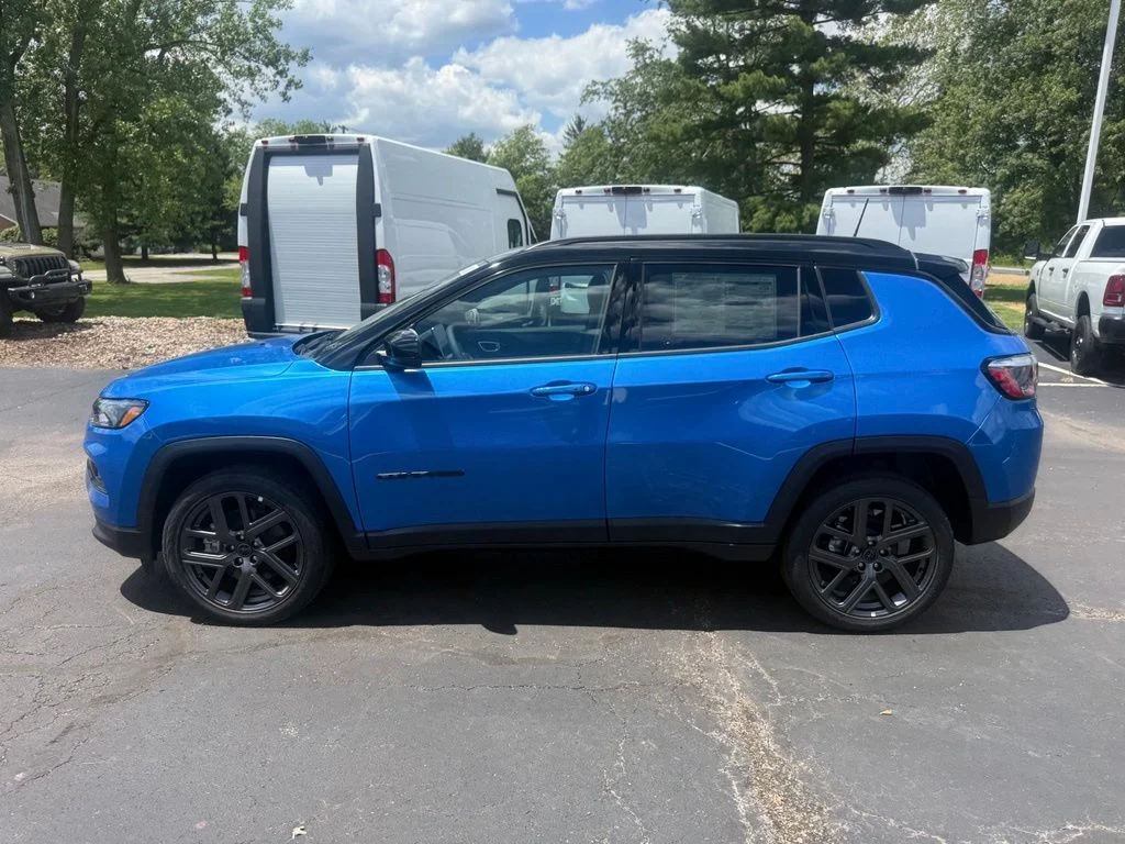 New 2026 Hydro Blue Pearl-Coat Exterior Paint Jeep Limited image 7