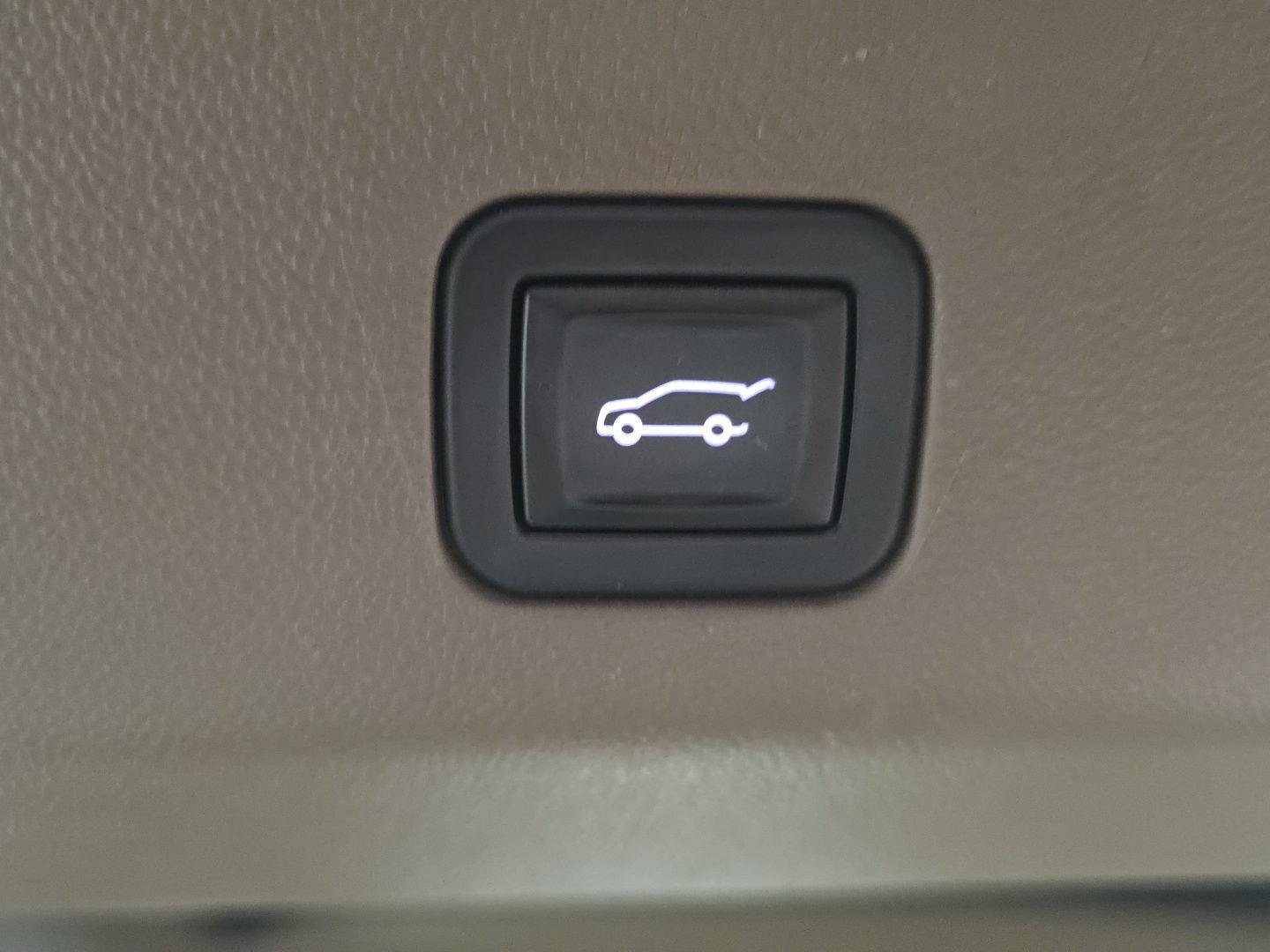 Used 2024 White Frost Tricoat GMC Denali image 4